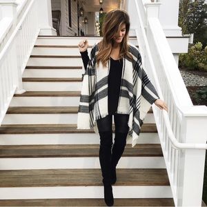 Cozy back and white cape
